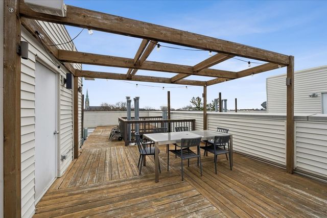 1423 W BELMONT Avenue 4, Chicago, IL 60657