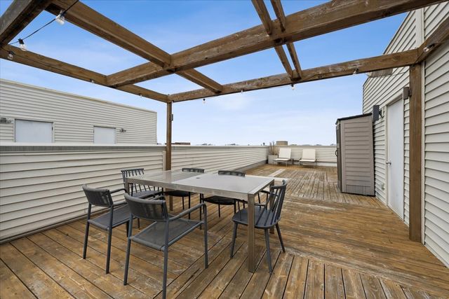 1423 W BELMONT Avenue 4, Chicago, IL 60657