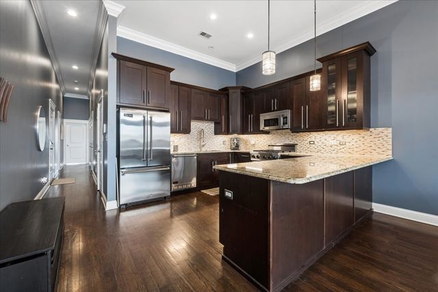 1423 W BELMONT Avenue 4, Chicago, IL 60657