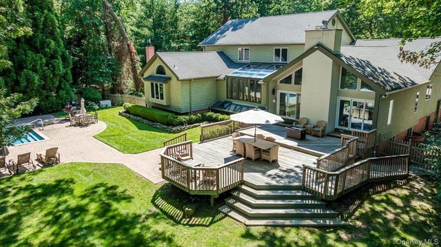 33 Meadow Farm Road, East Islip, NY 11730