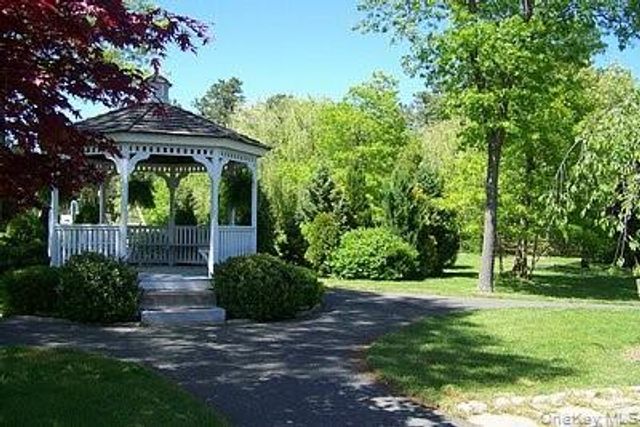 25 Glen Hollow Drive H-23, Holtsville, NY 11742