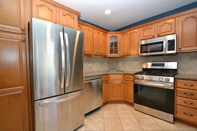 25 Glen Hollow Drive H-23, Holtsville, NY 11742