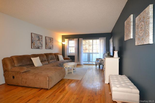 25 Glen Hollow Drive H-23, Holtsville, NY 11742