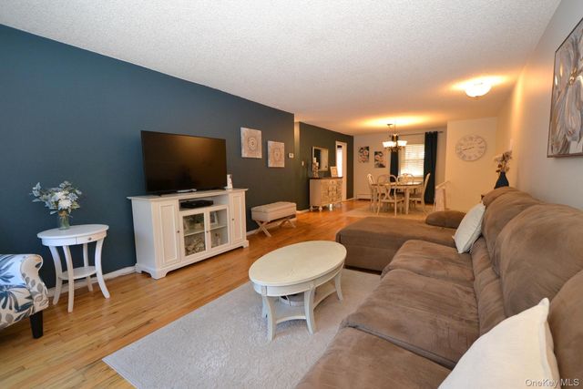 25 Glen Hollow Drive H-23, Holtsville, NY 11742