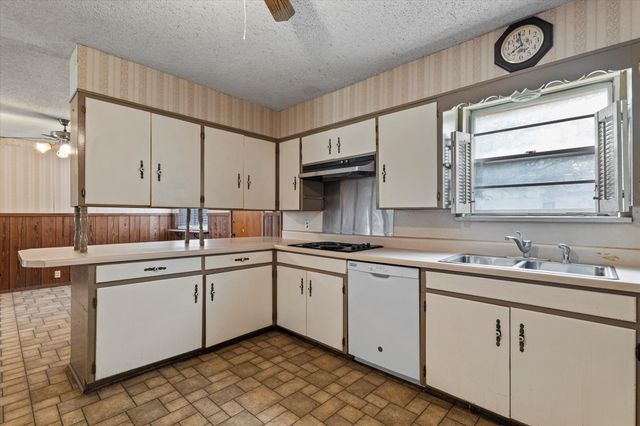 3325 N Grand Avenue, Gainesville, TX 76240