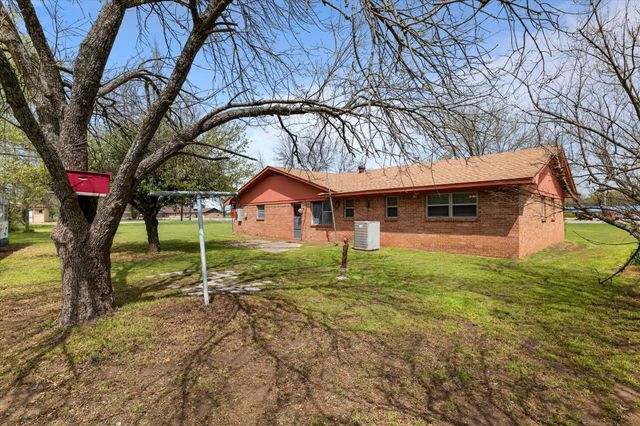 3325 N Grand Avenue, Gainesville, TX 76240