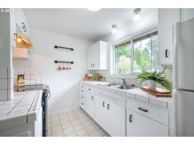 820 E 35TH Ave, Eugene, OR 97405