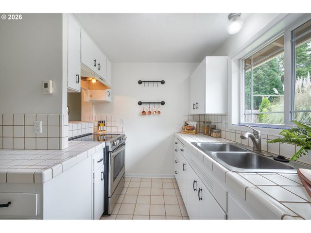820 E 35TH Ave, Eugene, OR 97405