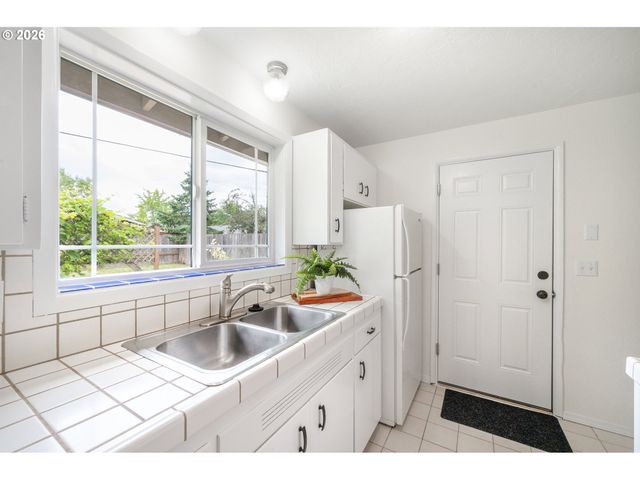 820 E 35TH Ave, Eugene, OR 97405