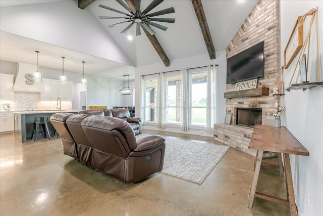 1040 Pioneer Crossing, Weatherford, TX 76088