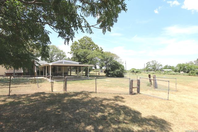 1657 County Road 124, Floresville, TX 78114