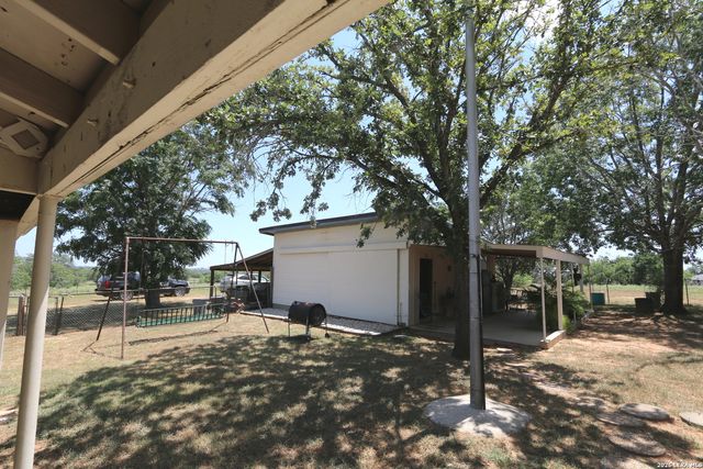 1657 County Road 124, Floresville, TX 78114