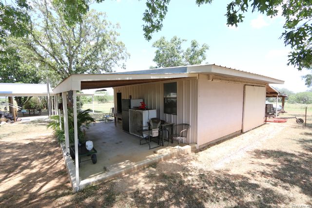 1657 County Road 124, Floresville, TX 78114