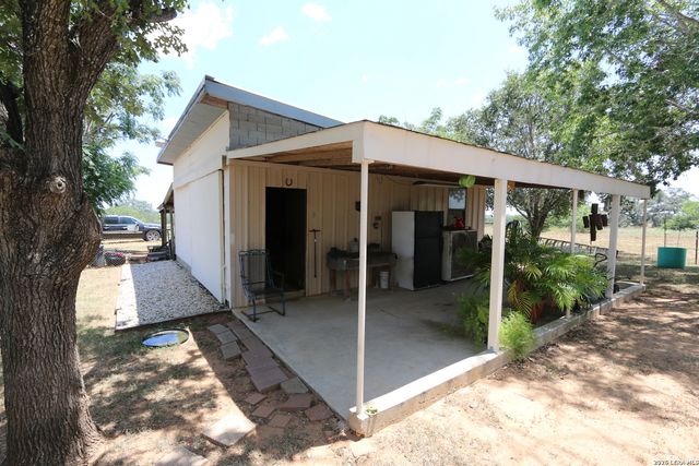 1657 County Road 124, Floresville, TX 78114