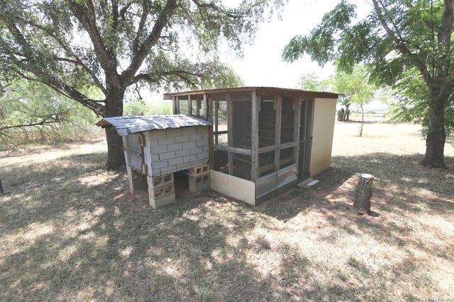 1657 County Road 124, Floresville, TX 78114