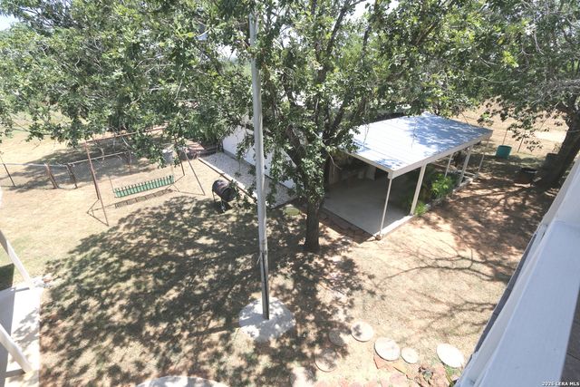 1657 County Road 124, Floresville, TX 78114