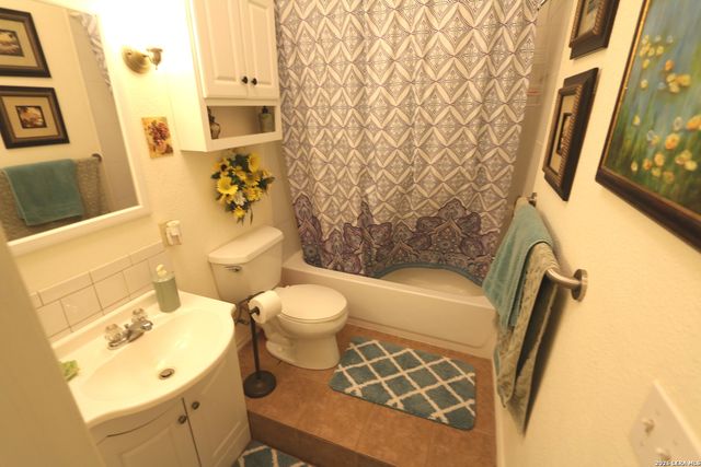 1657 County Road 124, Floresville, TX 78114