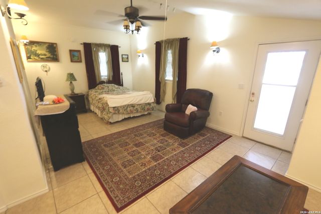 1657 County Road 124, Floresville, TX 78114