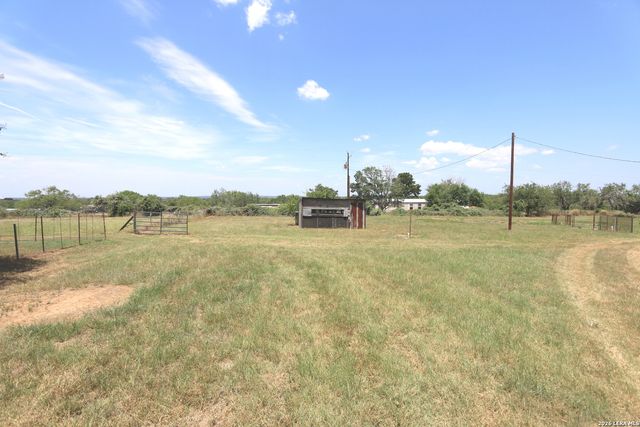 1657 County Road 124, Floresville, TX 78114