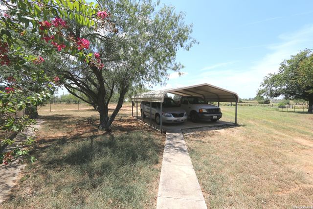 1657 County Road 124, Floresville, TX 78114