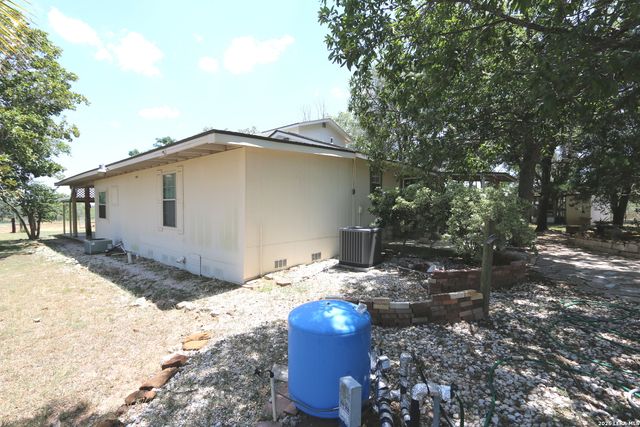 1657 County Road 124, Floresville, TX 78114