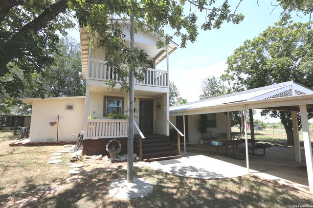 1657 County Road 124, Floresville, TX 78114