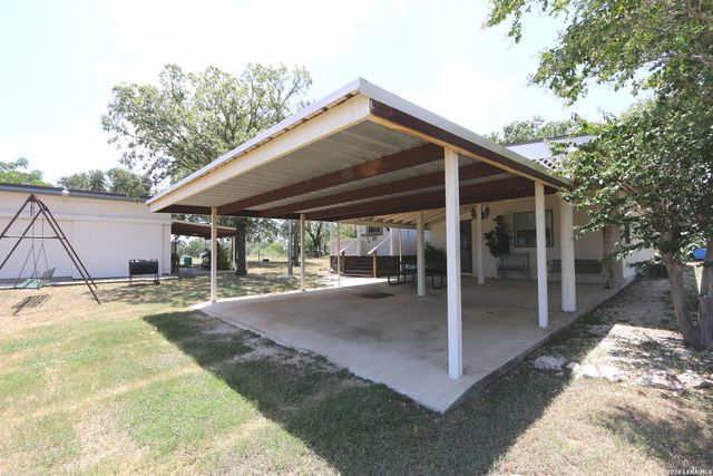 1657 County Road 124, Floresville, TX 78114