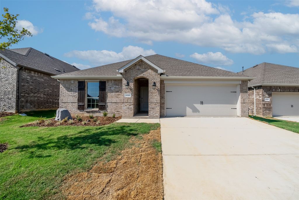 10505 BreezeWay Drive, Aubrey, TX 76227