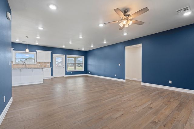 1100 Center Court Circle, Grove, OK 74344