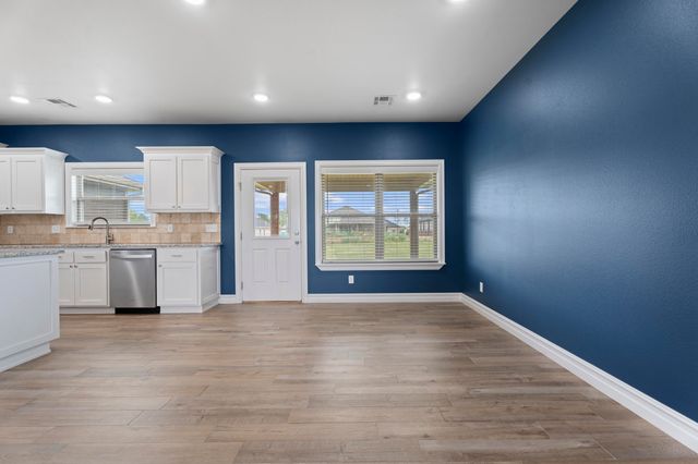 1100 Center Court Circle, Grove, OK 74344