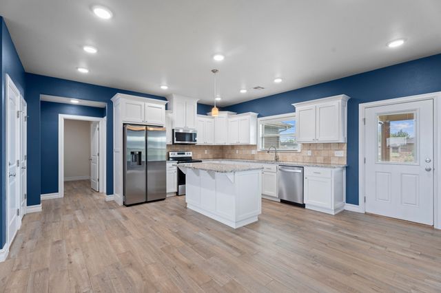 1100 Center Court Circle, Grove, OK 74344