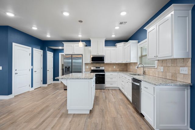1100 Center Court Circle, Grove, OK 74344