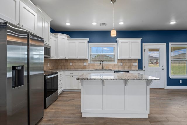 1100 Center Court Circle, Grove, OK 74344