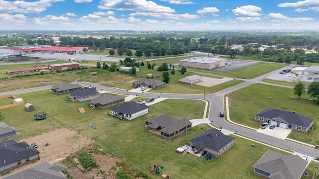 1100 Center Court Circle, Grove, OK 74344