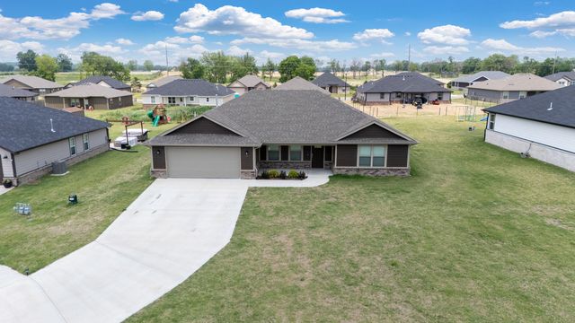 1100 Center Court Circle, Grove, OK 74344