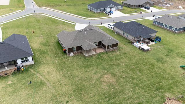 1100 Center Court Circle, Grove, OK 74344