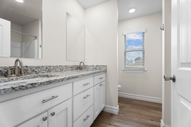 1100 Center Court Circle, Grove, OK 74344