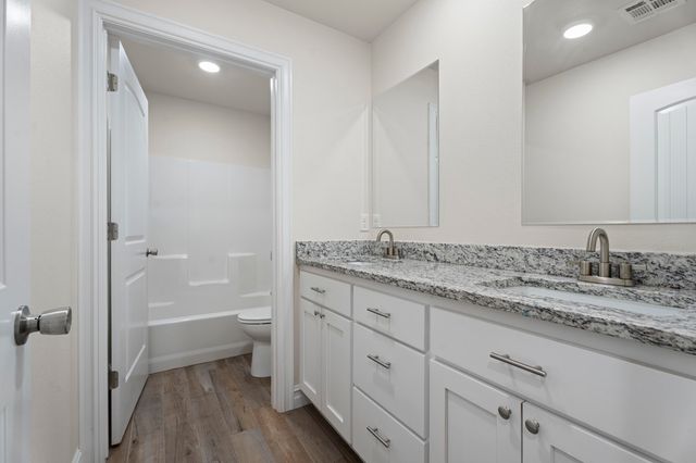 1100 Center Court Circle, Grove, OK 74344