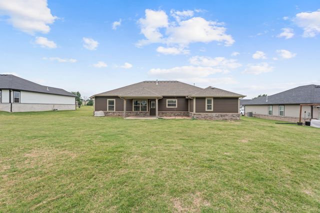 1100 Center Court Circle, Grove, OK 74344