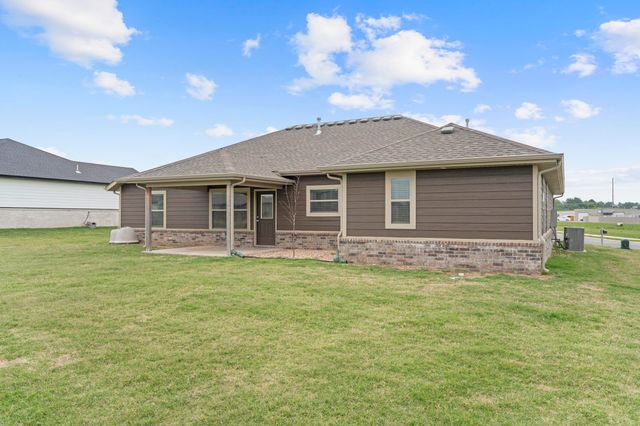 1100 Center Court Circle, Grove, OK 74344