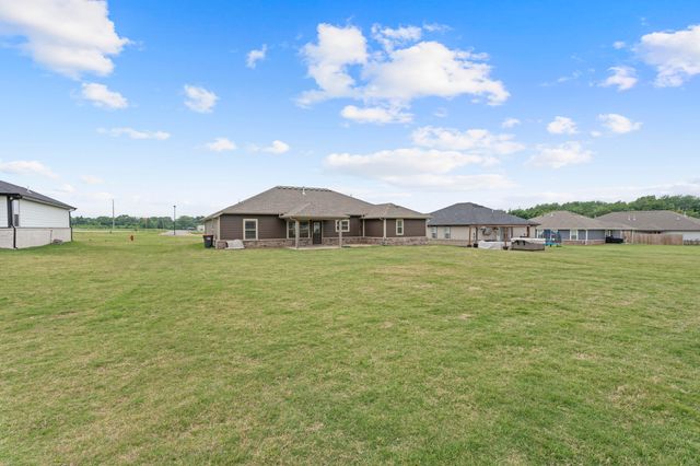 1100 Center Court Circle, Grove, OK 74344
