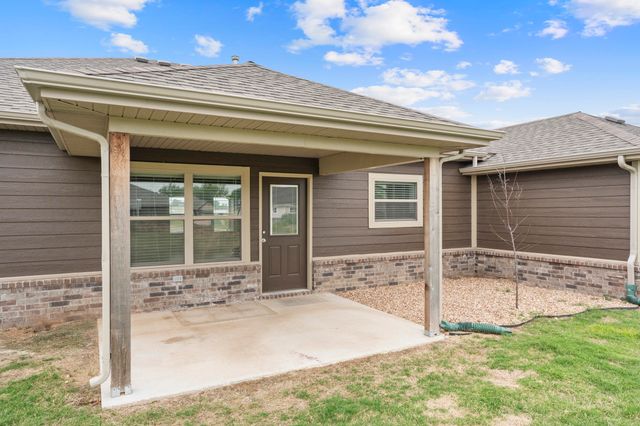 1100 Center Court Circle, Grove, OK 74344