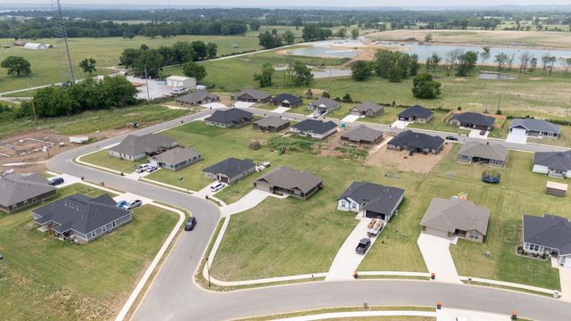 1100 Center Court Circle, Grove, OK 74344