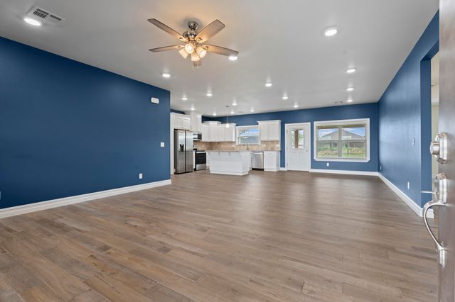 1100 Center Court Circle, Grove, OK 74344