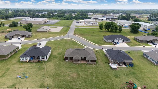 1100 Center Court Circle, Grove, OK 74344
