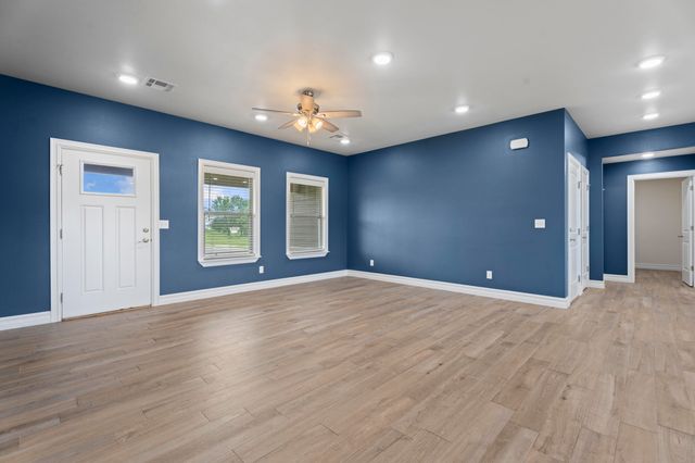 1100 Center Court Circle, Grove, OK 74344