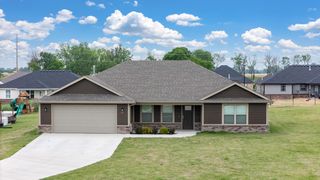 1100 Center Court Circle, Grove, OK 74344