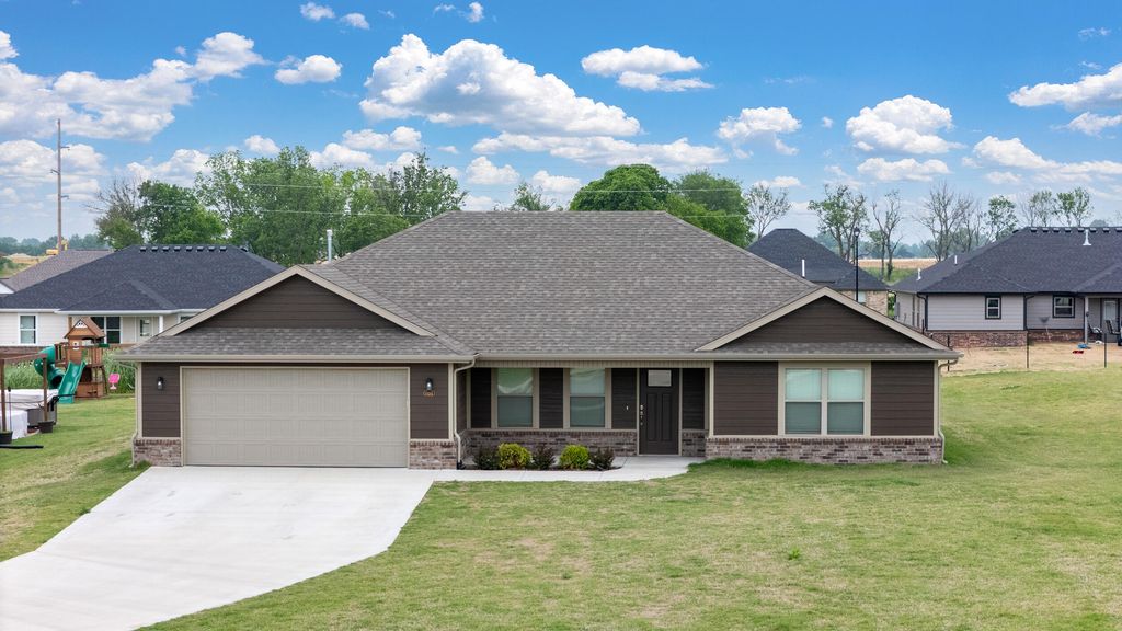 1100 Center Court Circle, Grove, OK 74344
