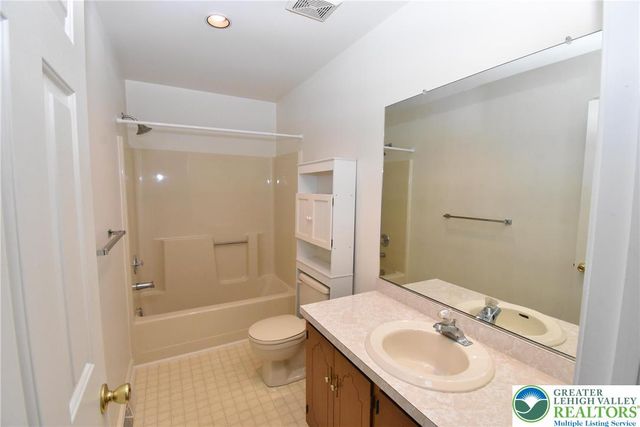 553 Ponds Edge Lane, Allentown City, PA 18104