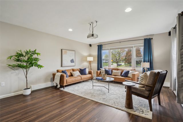 1804 E 33rd Street, Des Moines, IA 50317